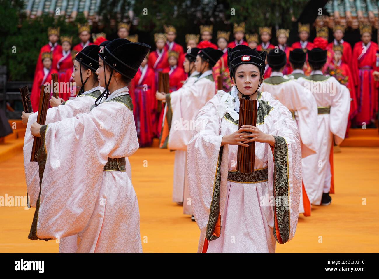 Qufu, chinesische Provinz Shandong. September 2025. Schauspieler treten während einer Zeremonie zum 2.576. Jahrestag der Geburt des alten chinesischen Philosophen Konfuzius in Qufu, ostchinesischer Provinz Shandong, am 28. September 2025 auf. Qufu, die Heimatstadt von Konfuzius in der ostchinesischen Provinz Shandong, hielt am Sonntag Online- und Offline-Zeremonien ab, um den 2.576. Jahrestag der Geburt des alten Philosophen zu gedenken. Quelle: Zhu Zheng/Xinhua/Alamy Live News Stockfoto