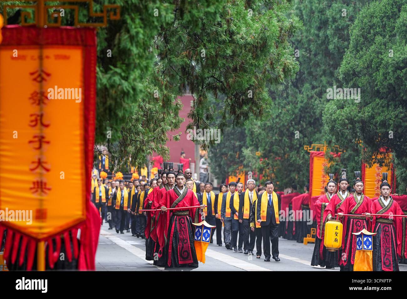 Qufu, chinesische Provinz Shandong. September 2025. Anlässlich des 2.576. Jahrestages der Geburt des alten chinesischen Philosophen Konfuzius in Qufu, ostchinesischer Provinz Shandong, findet am 28. September 2025 eine Zeremonie statt. Qufu, die Heimatstadt von Konfuzius in der ostchinesischen Provinz Shandong, hielt am Sonntag Online- und Offline-Zeremonien ab, um den 2.576. Jahrestag der Geburt des alten Philosophen zu gedenken. Quelle: Zhu Zheng/Xinhua/Alamy Live News Stockfoto