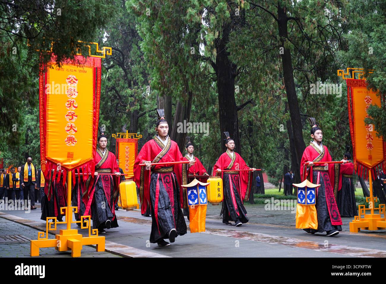 Qufu, chinesische Provinz Shandong. September 2025. Anlässlich des 2.576. Jahrestages der Geburt des alten chinesischen Philosophen Konfuzius in Qufu, ostchinesischer Provinz Shandong, findet am 28. September 2025 eine Zeremonie statt. Qufu, die Heimatstadt von Konfuzius in der ostchinesischen Provinz Shandong, hielt am Sonntag Online- und Offline-Zeremonien ab, um den 2.576. Jahrestag der Geburt des alten Philosophen zu gedenken. Quelle: Zhu Zheng/Xinhua/Alamy Live News Stockfoto