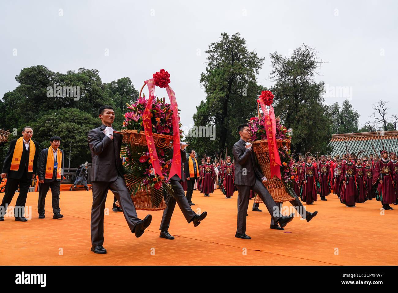 Qufu, chinesische Provinz Shandong. September 2025. Anlässlich des 2.576. Jahrestages der Geburt des alten chinesischen Philosophen Konfuzius in Qufu, ostchinesischer Provinz Shandong, findet am 28. September 2025 eine Zeremonie statt. Qufu, die Heimatstadt von Konfuzius in der ostchinesischen Provinz Shandong, hielt am Sonntag Online- und Offline-Zeremonien ab, um den 2.576. Jahrestag der Geburt des alten Philosophen zu gedenken. Quelle: Zhu Zheng/Xinhua/Alamy Live News Stockfoto