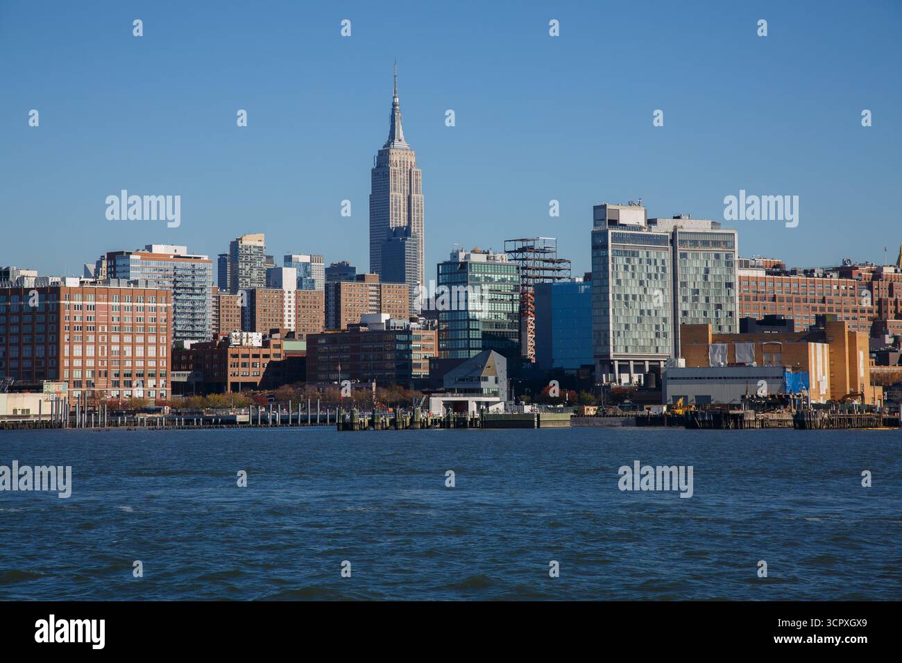 Das Ufer des Hudson River, das Empire State Building und die Skyline mit Wolkenkratzern an der Westseite von Manhattan, New York City, USA Stockfoto