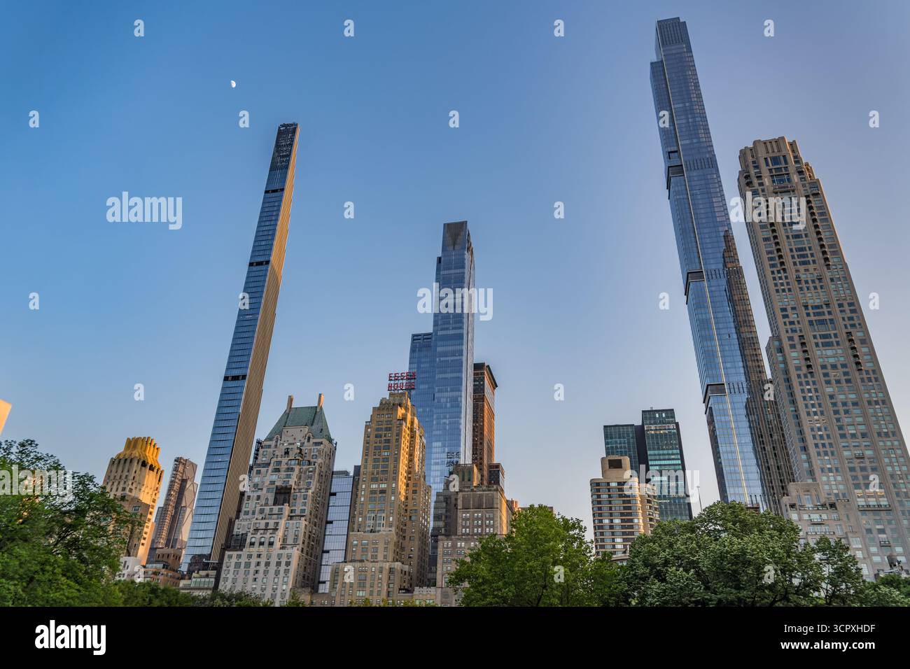 Skyline von New York City vom Central Park mit berühmten, superhohen Wolkenkratzern wie Central Park Tower, Steinway Tower und dem historischen Essex House, Manh Stockfoto