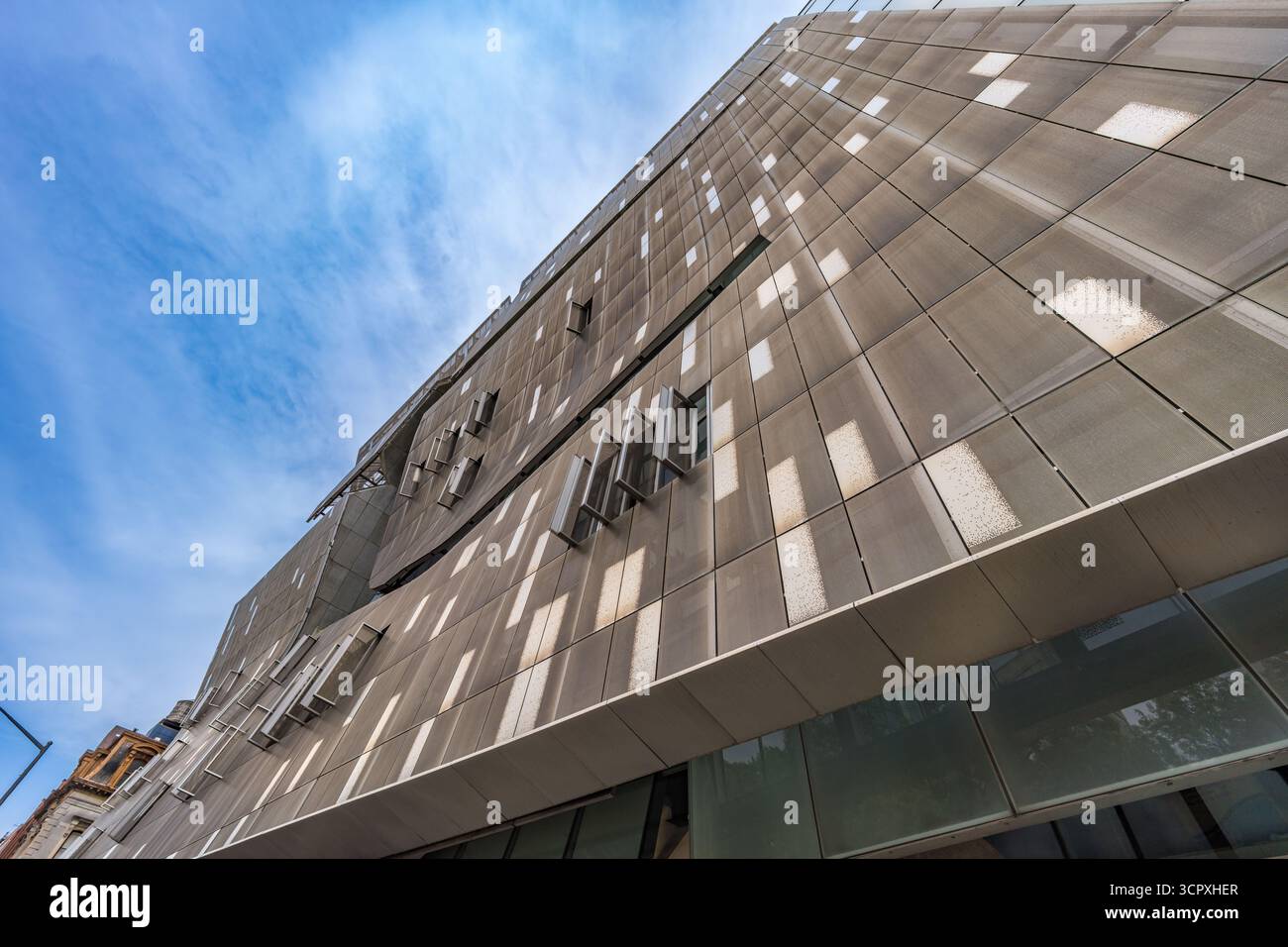 Flacher Blick auf das Frederick P. Rose Auditorium im Cooper Union in Manhattan, New York City, mit seiner modernen Metallfassade. Stockfoto