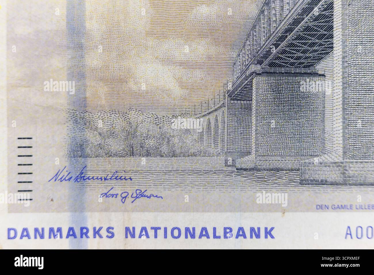 Nahaufnahme einer dänischen Banknote mit Gravur einer Brücke und Landschaft. Vorherrschende Farben sind Hellgelb, Blau und Grau. Stockfoto