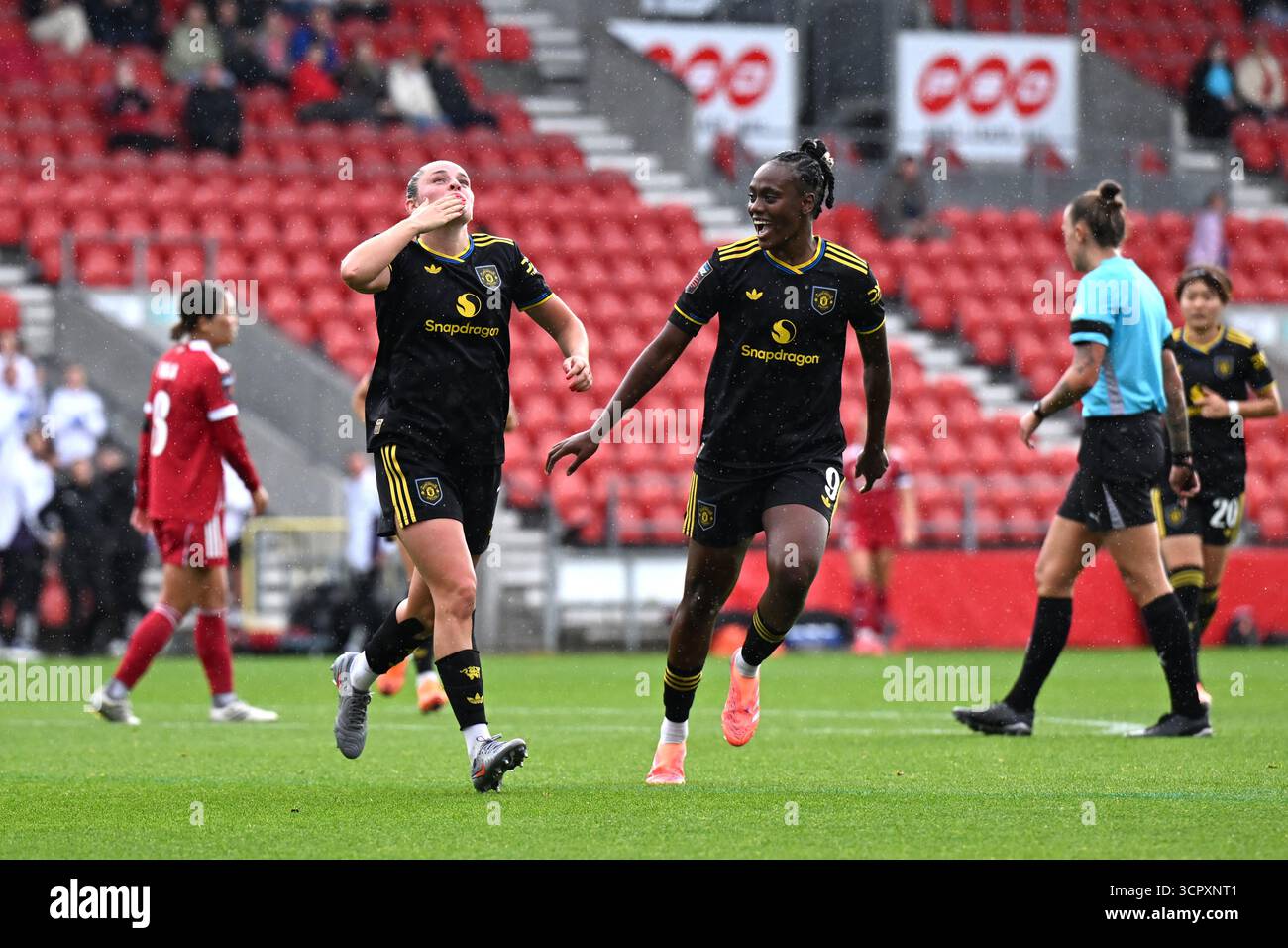 Ella Toone von Manchester United (Mitte links) feiert mit Teamkollege Melvine Malard das zweite Tor des Spiels während des Spiels der Barclays Women's Super League im Totally Wicked Stadium, St. Helens. Bilddatum: Sonntag, 28. September 2025. Stockfoto Ella Toone von Manchester United (Mitte links) feiert mit Teamkollege Melvine Malard das zweite Tor des Spiels während des Spiels der Barclays Women's Super League im Totally Wicked Stadium, St. Helens. Bilddatum: Sonntag, 28. September 2025. Stockfoto