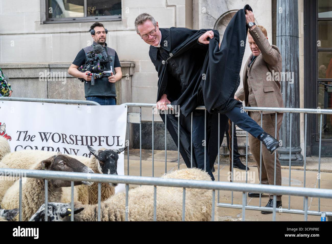 London, Großbritannien. 28. September 2025. Ein Mitglied des Klerus kommt, um die jährliche Schaffahrt auf der Southwark Bridge zu segnen. Die von der Worshipful Company of Woolmen organisierte Veranstaltung würdigt das historische Recht der Freien der Stadt, Schafe über die Themse und in die Stadt zu treiben, und sammelt Spenden für die Woolmen’s Charity und den Lord Mayor’s Appeal. Der Moderator und britische Schafzüchter Adam Henson ist der VIP der diesjährigen Veranstaltung. Quelle: Stephen Chung / Alamy Live News Stockfoto