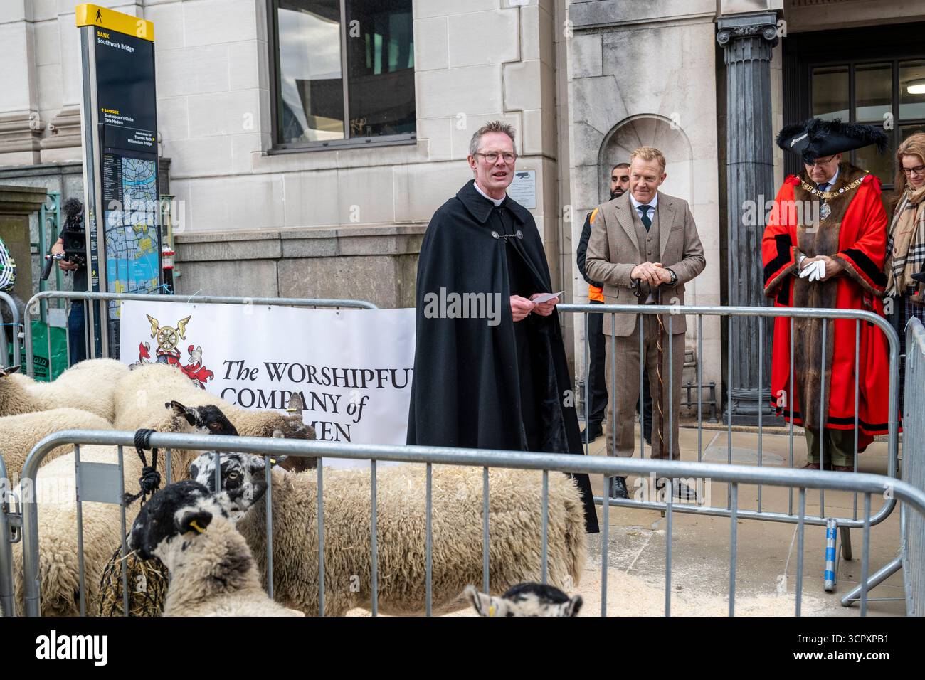 London, Großbritannien. 28. September 2025. Ein Mitglied des Klerus kommt, um die jährliche Schaffahrt auf der Southwark Bridge zu segnen. Die von der Worshipful Company of Woolmen organisierte Veranstaltung würdigt das historische Recht der Freien der Stadt, Schafe über die Themse und in die Stadt zu treiben, und sammelt Spenden für die Woolmen’s Charity und den Lord Mayor’s Appeal. Der Moderator und britische Schafzüchter Adam Henson ist der VIP der diesjährigen Veranstaltung. Quelle: Stephen Chung / Alamy Live News Stockfoto