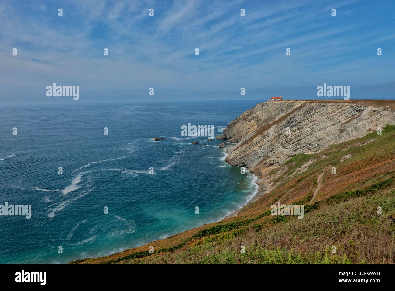 Blick auf den Faro de Cabo vidio (Leuchtturm von Cape vidio), Oviñana, Cudillero, Asturien, Spanien Stockfoto