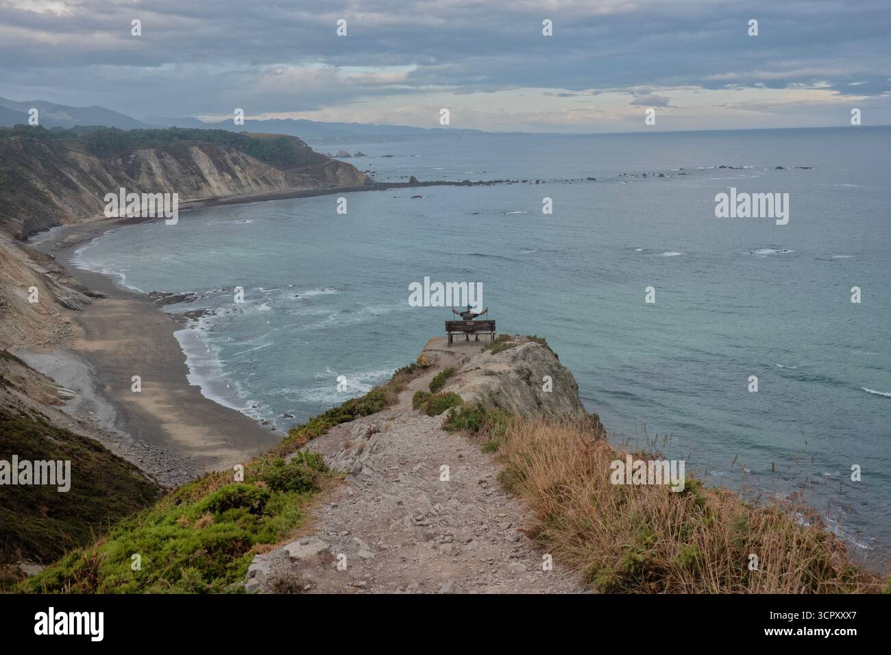 Blick vom Mirador del Sablón auf die nördliche Atlantikküste, Oviñana, Cudillero, Asturien, Spanien Stockfoto