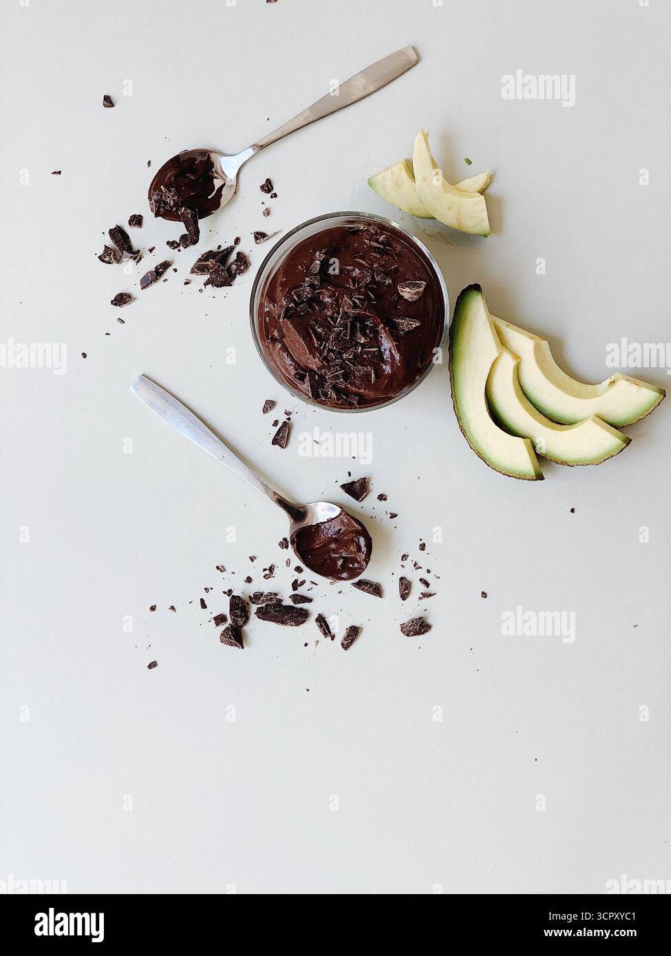 Reichhaltige und cremige Avocado-Mousse aus roher Schokolade, serviert in einem kleinen, klaren Glasgefäß oder Ramekin. Das gesunde, vegane und glutenfreie Dessert Stockfoto