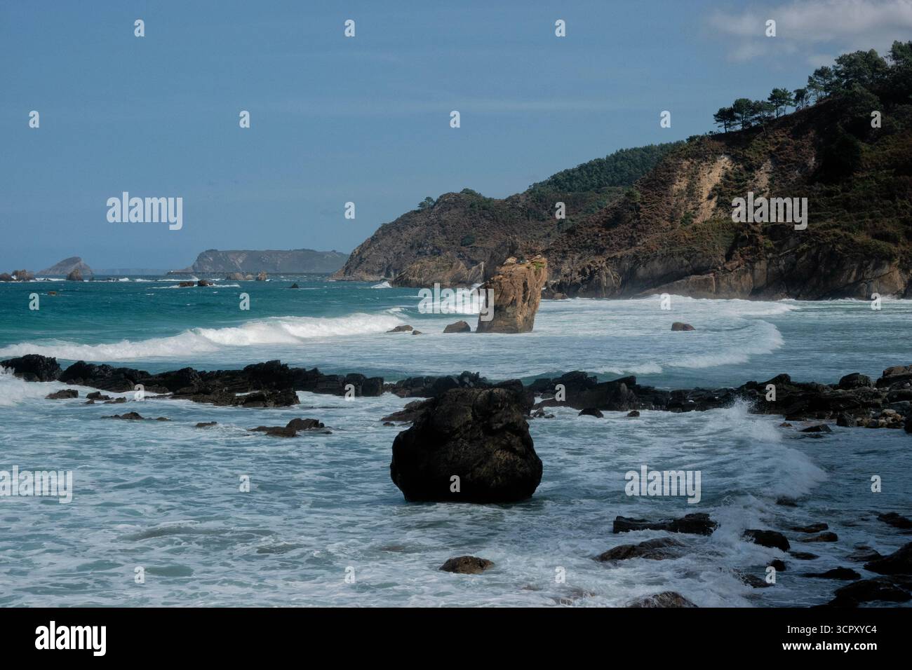 Wellen in Playa de Aguilar, Cudillero, Asturien, Spanien Stockfoto