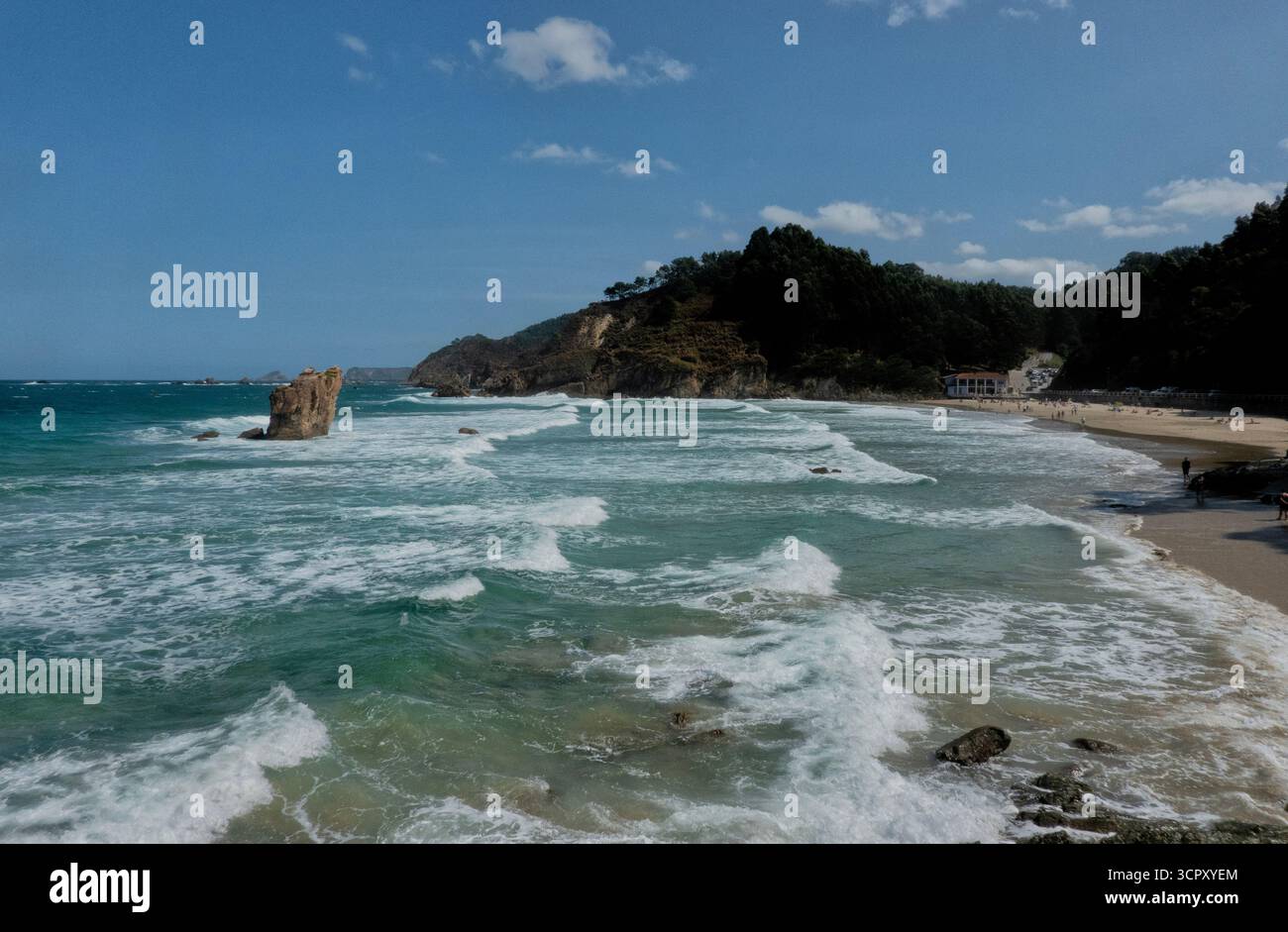 Wellen in Playa de Aguilar, Cudillero, Asturien, Spanien Stockfoto