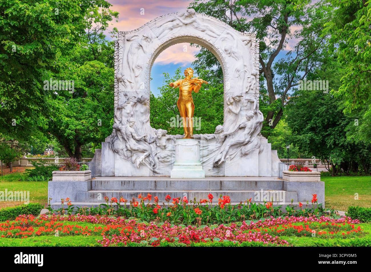 Wien, Österreich. Denkmal des berühmten Komponisten Johann Strauss im Stadtpark. Stockfoto