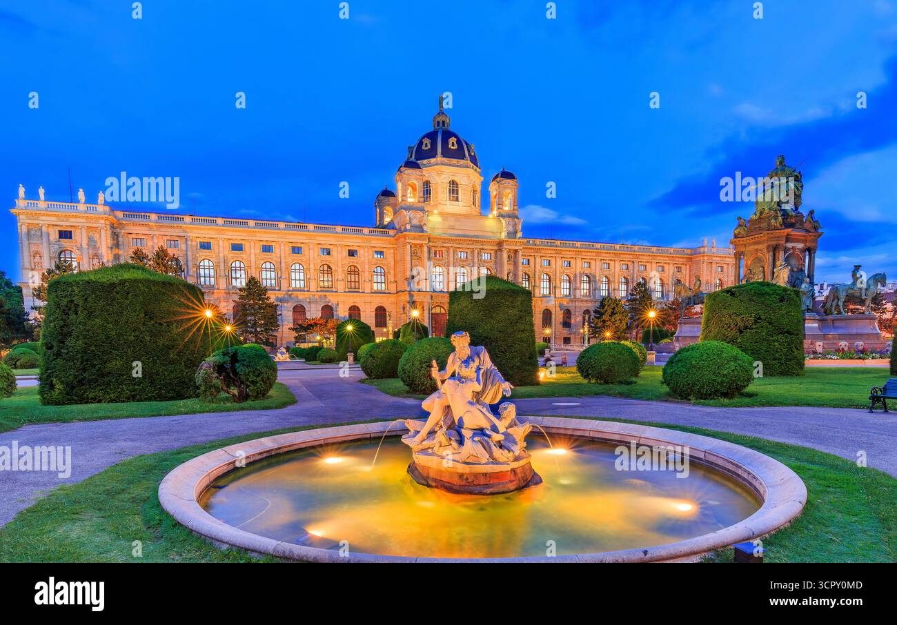 Wien, Österreich. Museum für Naturkunde und der Brunnen Triton und Naiad. Stockfoto