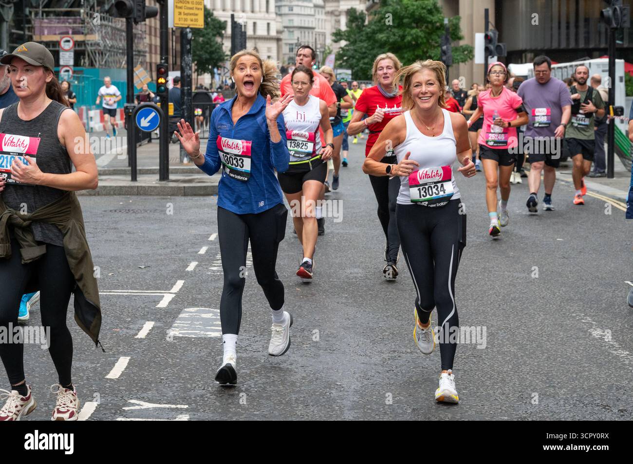 London, Großbritannien. 28. September 2025. Die Läufer passieren Bank auf der Strecke Vitality London 10.000, während sich die Teilnehmer beim jährlichen 10-km-Rennen durch die Londoner Innenstadt begeben. Anrede: Andrea Domeniconi/Alamy Live News Stockfoto
