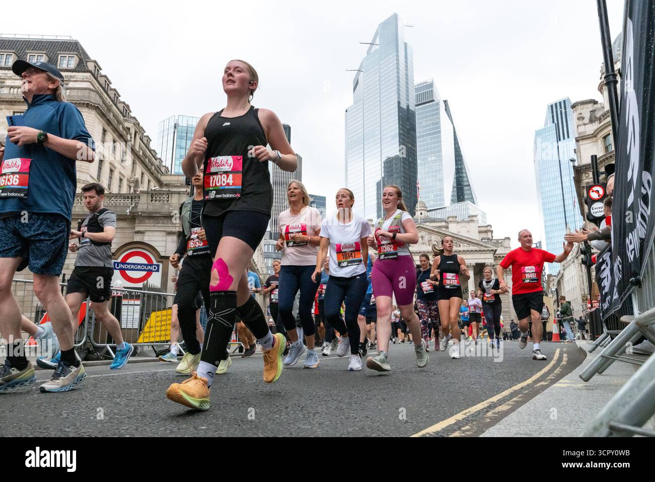 London, Großbritannien. 28. September 2025. Die Läufer passieren Bank auf der Strecke Vitality London 10.000, während sich die Teilnehmer beim jährlichen 10-km-Rennen durch die Londoner Innenstadt begeben. Anrede: Andrea Domeniconi/Alamy Live News Stockfoto