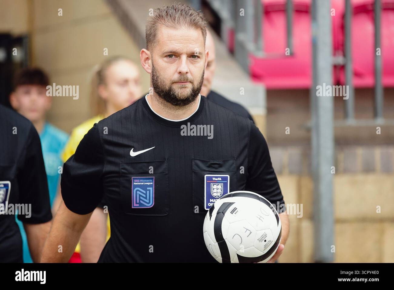 London, Großbritannien. September 2025. Schiedsrichter Nicholas Monkman geht zum FA Womens National League Cup Spiel zwischen Dulwich Hamlet und Hashtag United in Champion Hill. Quelle: Liam Asman/Alamy Live News Stockfoto