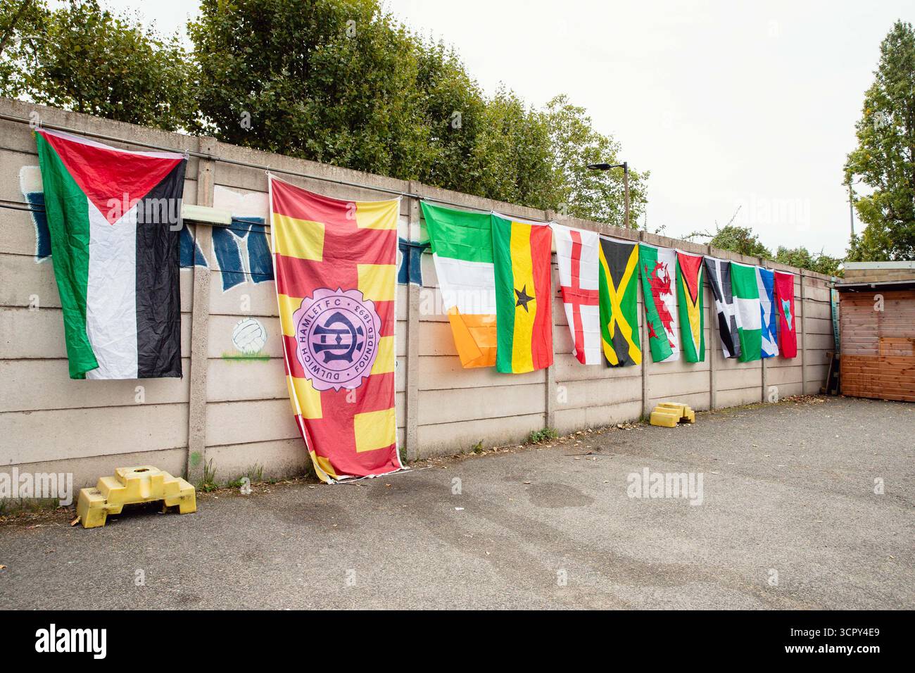 London, Großbritannien. September 2025. Flaggen mehrerer Nationen, die während des FA Womens National League Cup Spiel zwischen Dulwich Hamlet und Hashtag United in Champion Hill zu sehen sind. Quelle: Liam Asman/Alamy Live News Stockfoto