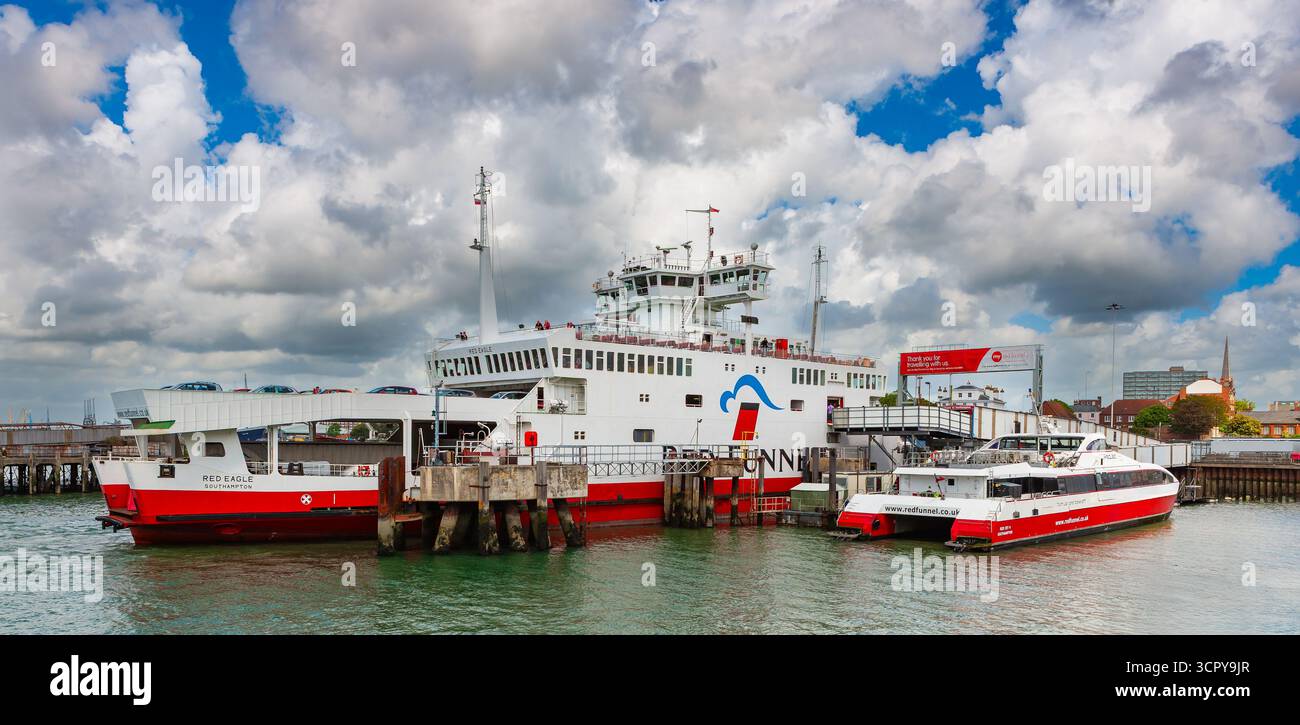 Southampton, Vereinigtes Königreich - 10. Mai 2011 : Kreuzfahrtschiffe am Southampton Vehicle Ferry Terminal. Red Funnel Fähren nach Isle of Wight. Stockfoto