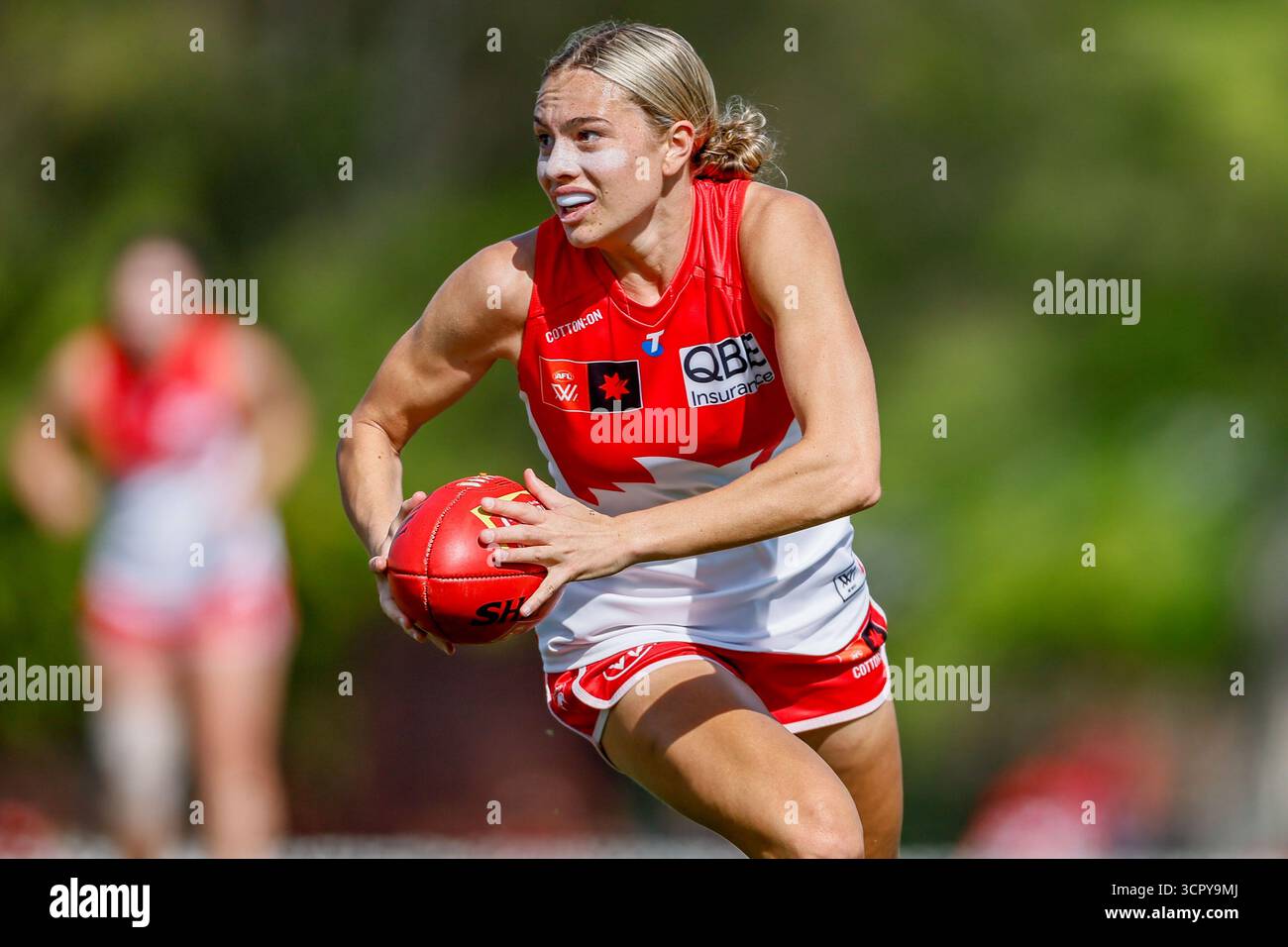 Am 28. September 2025 in Unley Oval, South Australia; ZIPPORAH FISH of the Sydney Swans zieht sich durch das Mittelfeld gegen die Adelaide Crows während des AFLW Round 7 Spiels zwischen Adelaide Crows und Sydney Swans in Unley Oval. Stockfoto
