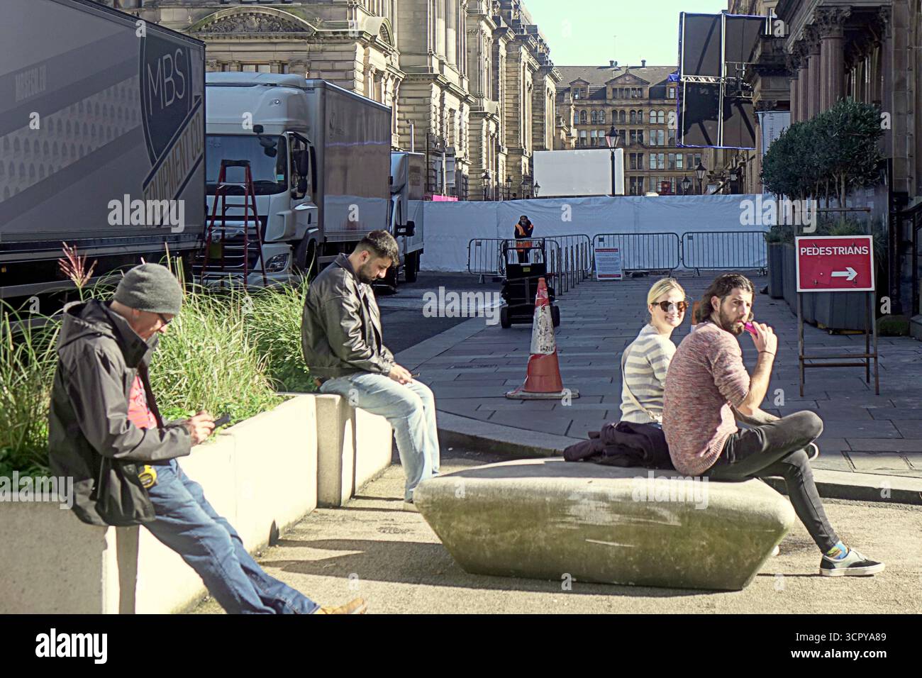 Glasgow, Schottland, Großbritannien. September 2025. Die Stadt wurde für Hollywood-Filme verwandelt, als sie zu ihren viktorianischen Wurzeln zurückkehrt und eine Mauer um das Stadtzentrum herum errichtet wurde, die sich auf der john Street befindet, da Käufer und Touristen durch drakonische Maßnahmen, die außerhalb ihres Zuständigkeitsbereichs liegen, keinen Zugang oder keine Besichtigung erhalten. Joel Coen „Jack of Pik“ spielt in der Stadt, anders als in den jüngsten Epochen, in denen es für amerikanische Metropolen gespendet wurde. Credit Gerard Ferry /Alamy Live News Stockfoto