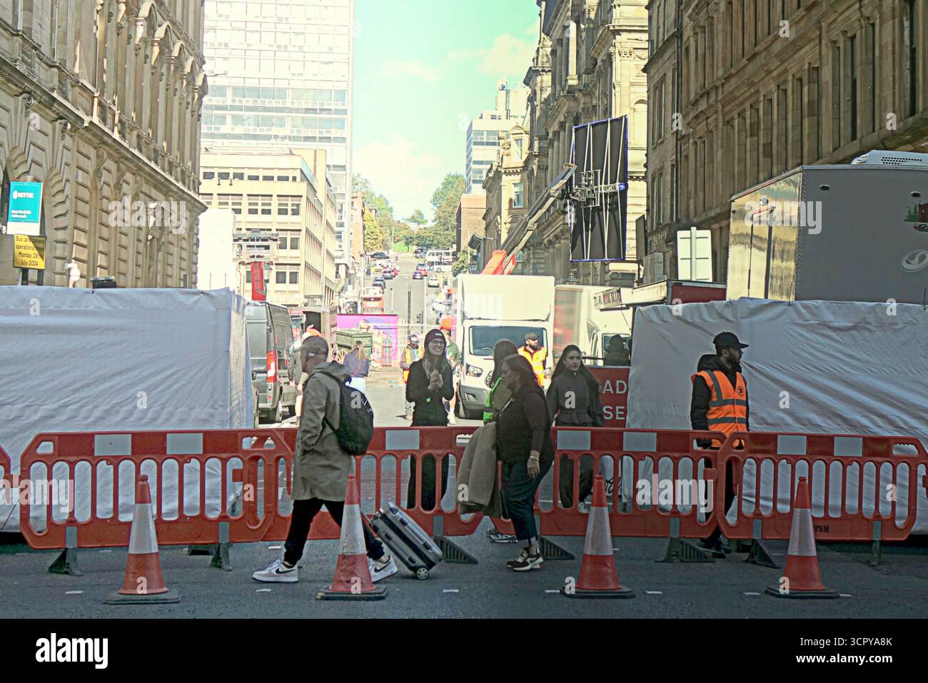 Glasgow, Schottland, Großbritannien. September 2025. Die Stadt wurde für Hollywood-Filme verwandelt, als sie zu ihren viktorianischen Wurzeln zurückkehrt und eine Mauer um das Stadtzentrum herum errichtet wurde, die sich auf der john Street befindet, da Käufer und Touristen durch drakonische Maßnahmen, die außerhalb ihres Zuständigkeitsbereichs liegen, keinen Zugang oder keine Besichtigung erhalten. Joel Coen „Jack of Pik“ spielt in der Stadt, anders als in den jüngsten Epochen, in denen es für amerikanische Metropolen gespendet wurde. Credit Gerard Ferry /Alamy Live News Stockfoto