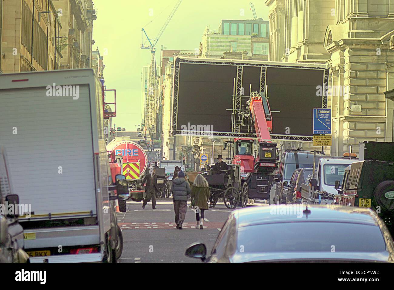 Glasgow, Schottland, Großbritannien. September 2025. Die Stadt wurde für Hollywood-Filme verwandelt, als sie zu ihren viktorianischen Wurzeln zurückkehrt und eine Mauer um das Stadtzentrum herum errichtet wurde, die sich auf der john Street befindet, da Käufer und Touristen durch drakonische Maßnahmen, die außerhalb ihres Zuständigkeitsbereichs liegen, keinen Zugang oder keine Besichtigung erhalten. Joel Coen „Jack of Pik“ spielt in der Stadt, anders als in den jüngsten Epochen, in denen es für amerikanische Metropolen gespendet wurde. Credit Gerard Ferry /Alamy Live News Stockfoto