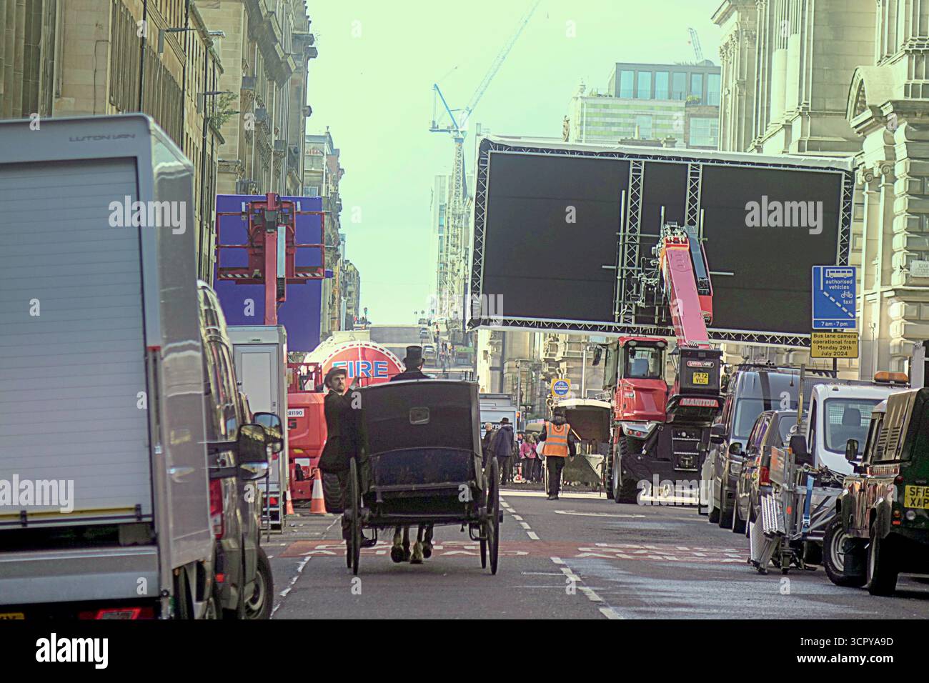 Glasgow, Schottland, Großbritannien. September 2025. Die Stadt wurde zum hollywood-Film umgestaltet, als sie zu ihren viktorianischen Wurzeln zurückkehrt und eine Mauer um das Stadtzentrum herum errichtet wird, die sich auf der john Street befindet, da Käufer und Touristen durch drakonische Maßnahmen, die außerhalb ihres Zuständigkeitsbereichs liegen, den Zugang oder das Betrachten verwehrt werden. Joel coens „Jack of Pik“ spielt in der Stadt, anders als in den jüngsten Epochen, wo es für amerikanische Metropolen gespendet wurde. Credit Gerard Ferry /Alamy Live News Stockfoto