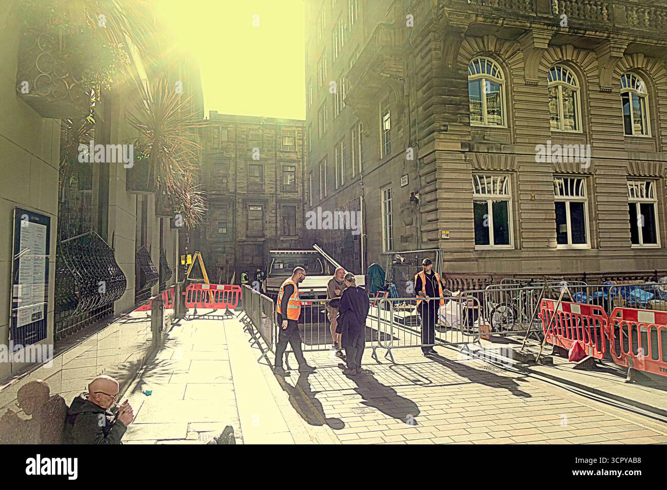 Glasgow, Schottland, Großbritannien. September 2025. Die Stadt wurde für Hollywood-Filme verwandelt, als sie zu ihren viktorianischen Wurzeln zurückkehrt und eine Mauer um das Stadtzentrum herum errichtet wurde, die sich auf der john Street befindet, da Käufer und Touristen durch drakonische Maßnahmen, die außerhalb ihres Zuständigkeitsbereichs liegen, keinen Zugang oder keine Besichtigung erhalten. Joel Coen „Jack of Pik“ spielt in der Stadt, anders als in den jüngsten Epochen, in denen es für amerikanische Metropolen gespendet wurde. Credit Gerard Ferry /Alamy Live News Stockfoto