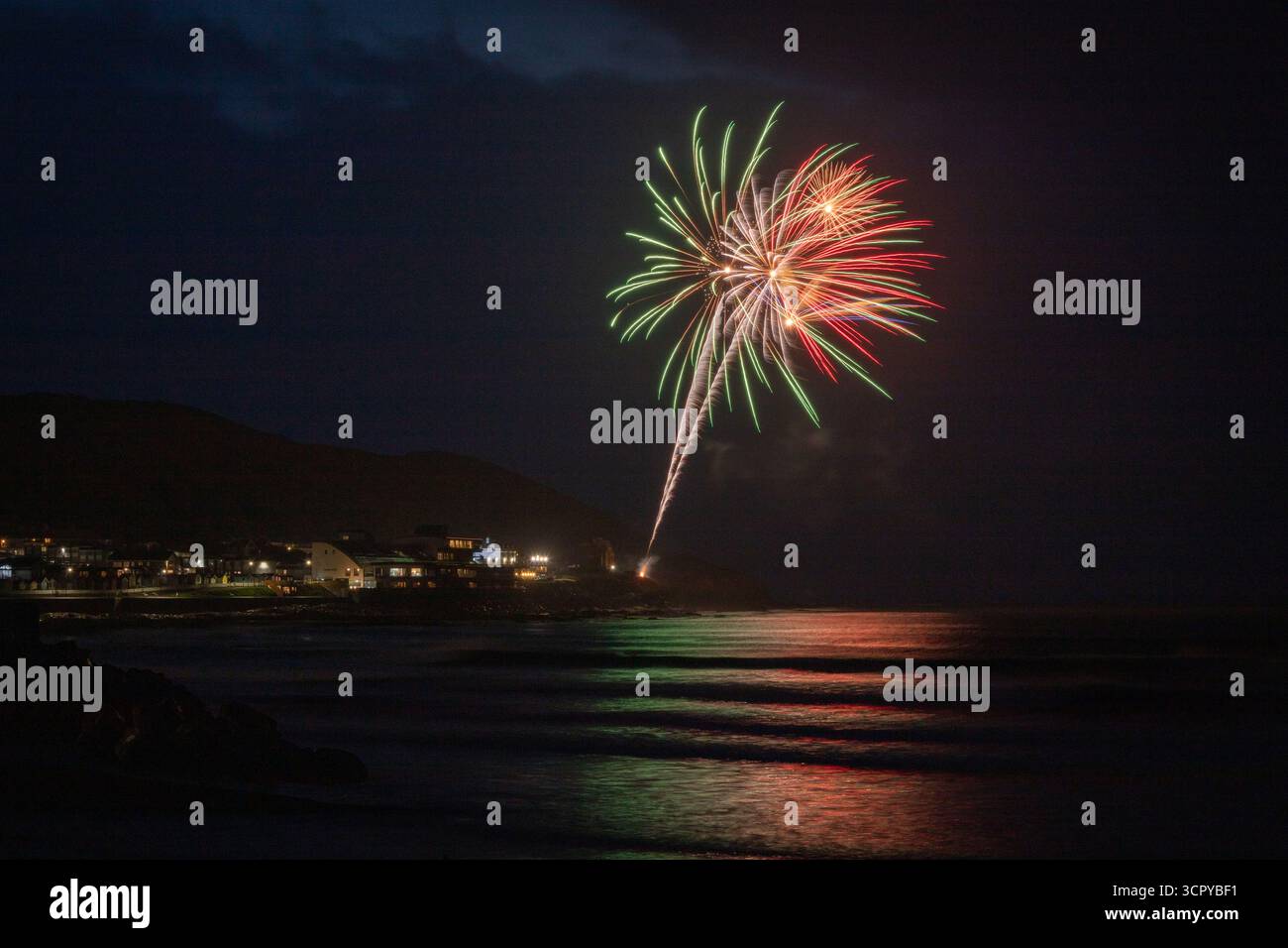 Feuerwerk über dem Meer in Westward Ho! Stockfoto