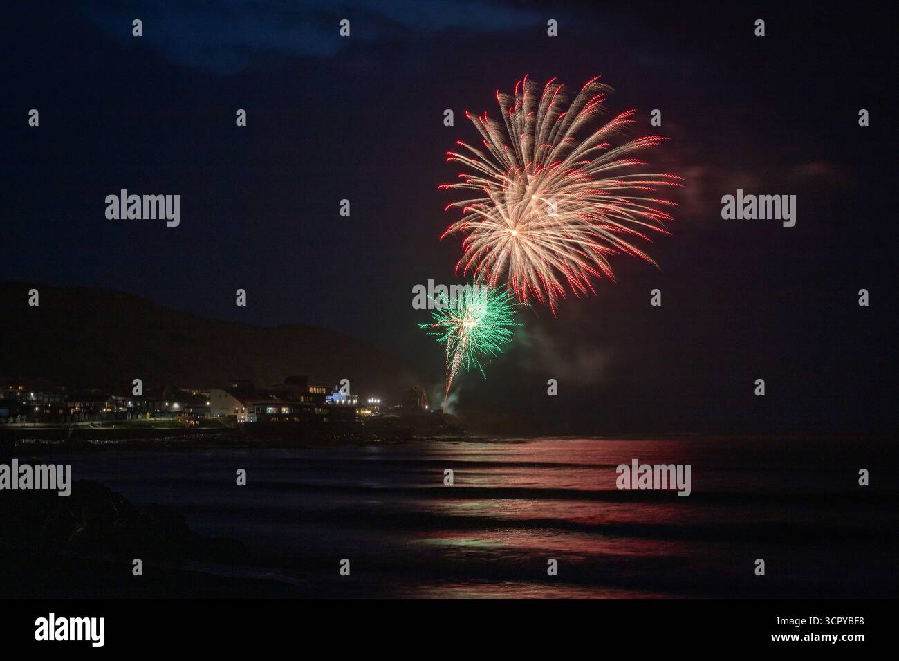 Feuerwerk über dem Meer, westwärts Ho! Stockfoto
