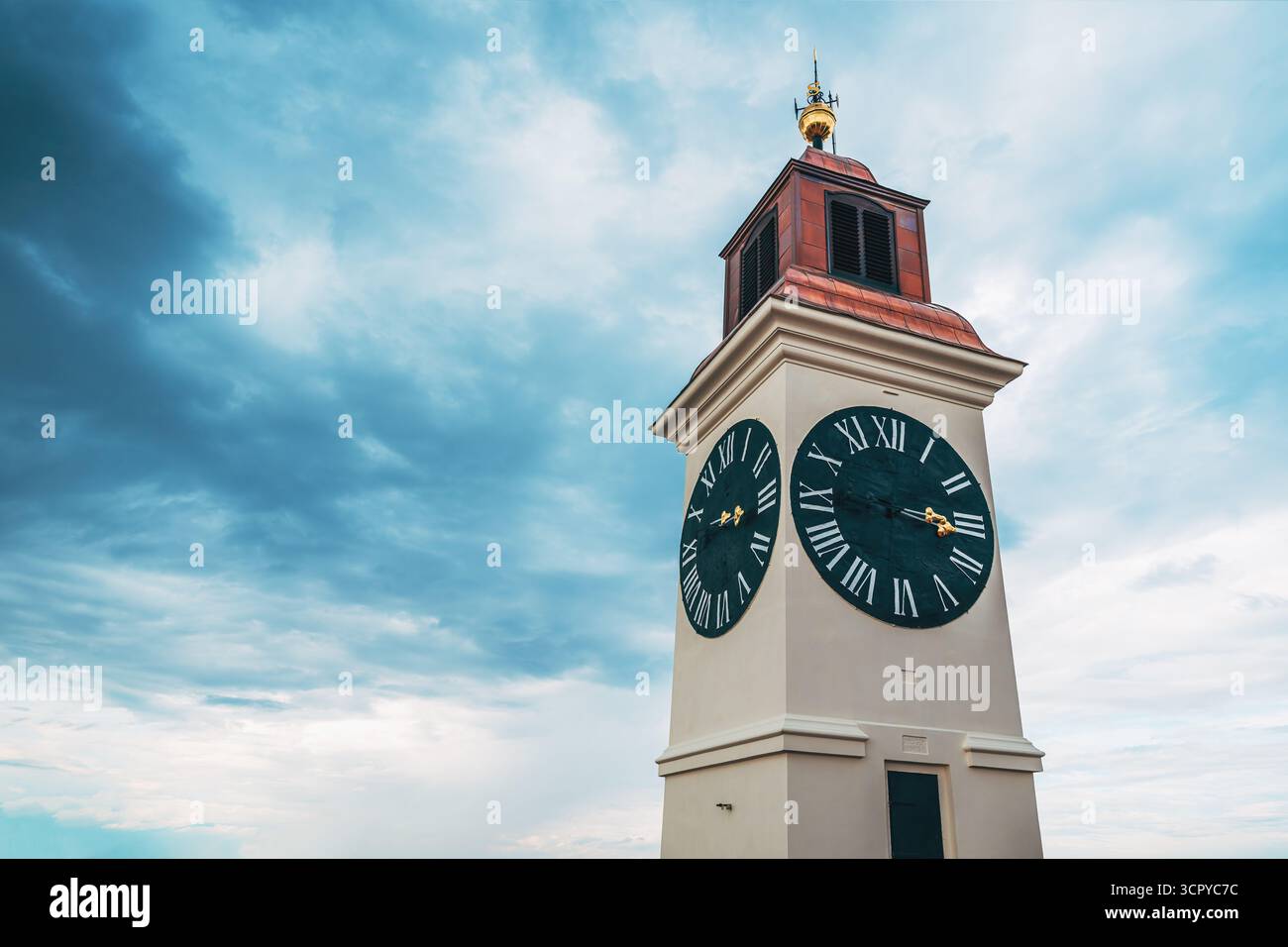 Berühmter Uhrenturm in der Festung Petrovaradin, historisches Wahrzeichen in Novi Sad, Serbien. Selektiver Fokus. Stockfoto