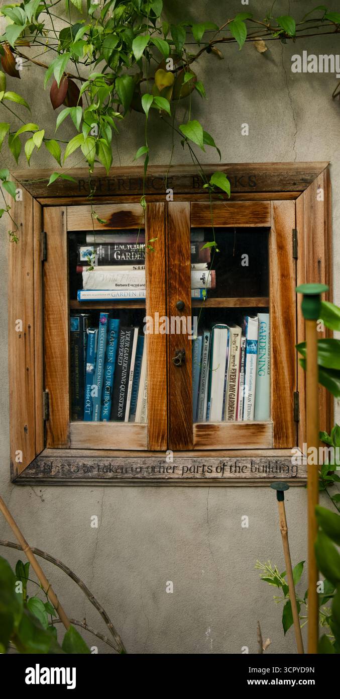 Bücherregal im Freien, Referenzbibliothek oder Buchaustausch mit Büchern zum Thema Gartenarbeit Stockfoto