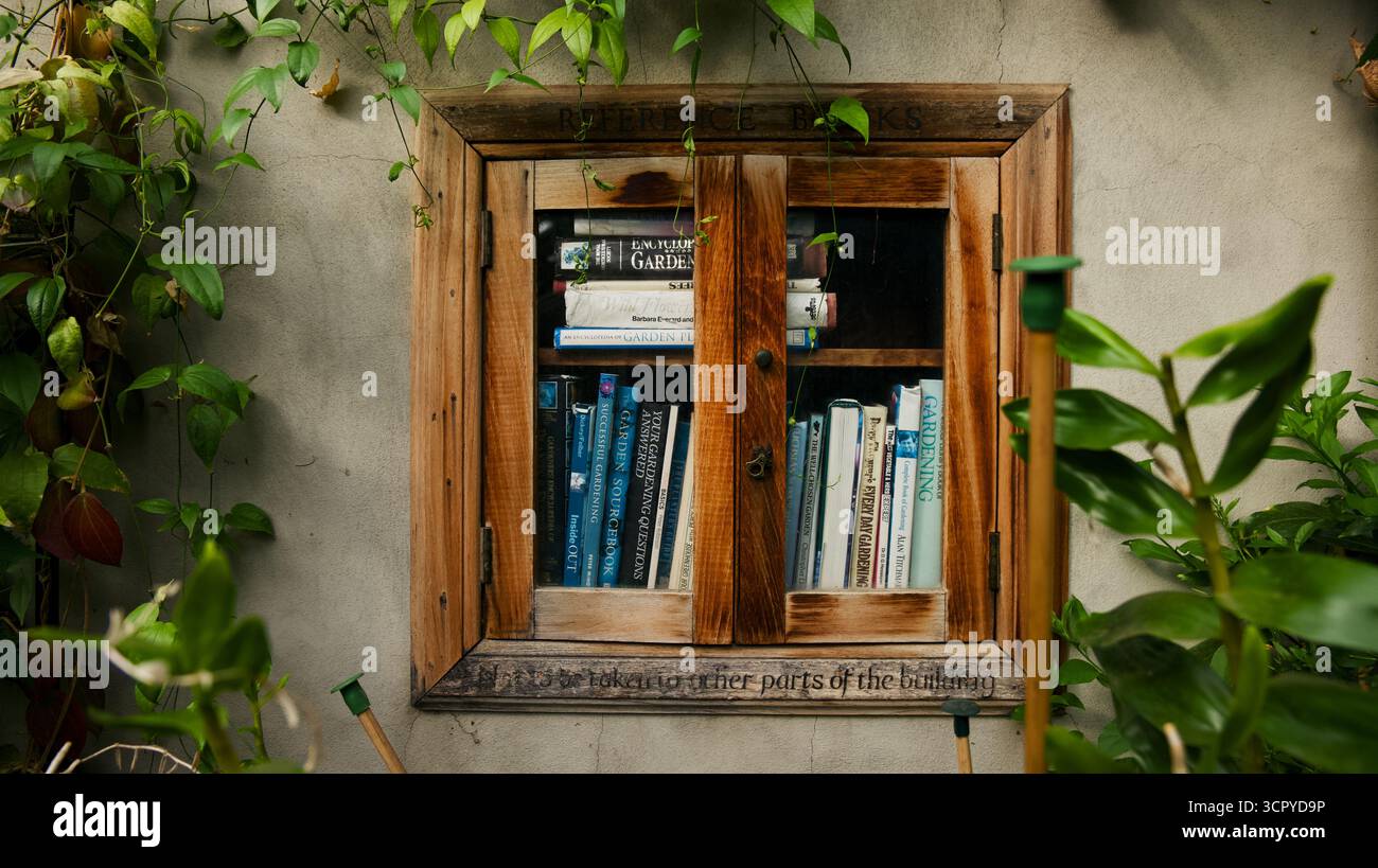 Bücherregal im Freien, Referenzbibliothek oder Buchaustausch mit Büchern zum Thema Gartenarbeit Stockfoto