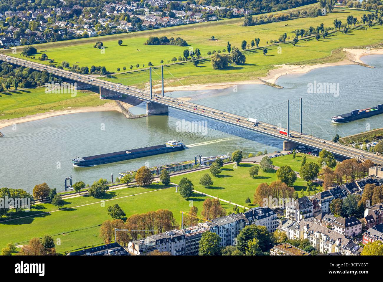 Luftbild, Theodor-Heuss-Brücke und Binnenschifffahrt auf dem Fluss Rhein, vorne Rheinpark Golzheim, hinten Niederkasseler Deich, Niederkassel, Düsseldorf, Ruhrgebiet, Nordrhein-Westfalen, Deutschland ACHTUNGxMINDESTHONORARx60xEURO *** Luftaufnahme, Theodor Heuss-Brücke und Binnenschifffahrt auf dem Rhein, vor Rheinpark Golzheim, hinter Niederkasseler Deich, Niederkassel, Düsseldorf, Ruhrgebiet, Nordrhein Westfalen, Deutschland ACHTUNGxMINDESTHONORARx60xEURO Stockfoto