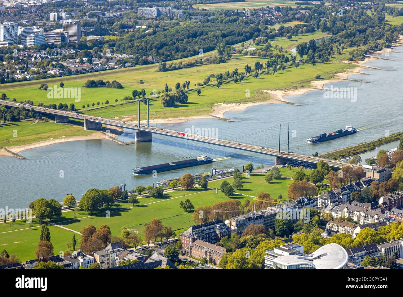 Luftbild, Theodor-Heuss-Brücke und Binnenschifffahrt auf dem Fluss Rhein, vorne Rheinpark Golzheim, hinten Niederkasseler Deich, Niederkassel, Düsseldorf, Ruhrgebiet, Nordrhein-Westfalen, Deutschland ACHTUNGxMINDESTHONORARx60xEURO *** Luftaufnahme, Theodor Heuss-Brücke und Binnenschifffahrt auf dem Rhein, vor Rheinpark Golzheim, hinter Niederkasseler Deich, Niederkassel, Düsseldorf, Ruhrgebiet, Nordrhein Westfalen, Deutschland ACHTUNGxMINDESTHONORARx60xEURO Stockfoto