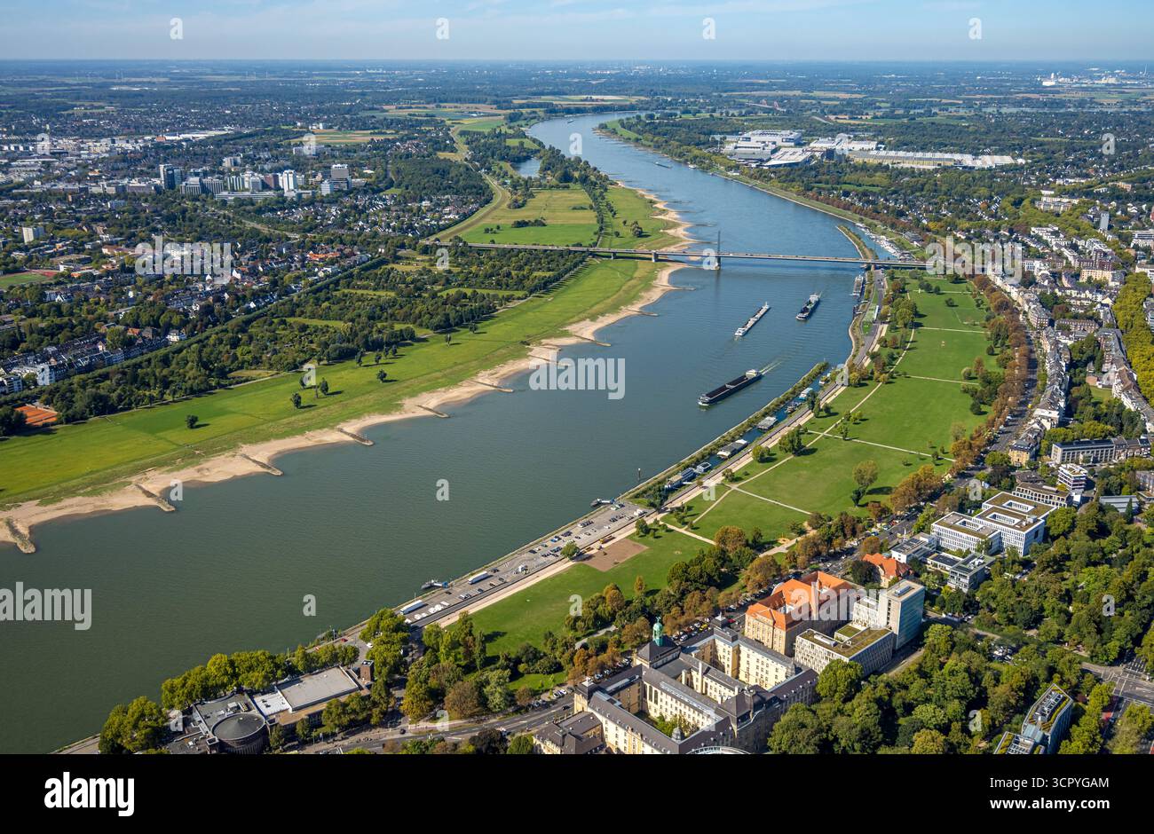Luftbild, Theodor-Heuss-Brücke und Binnenschifffahrt auf dem Fluss Rhein, Rheinpark Golzheim, links Niederkasseler Deich, Blick zum Messegelände, Niederkassel, Düsseldorf, Ruhrgebiet, Nordrhein-Westfalen, Deutschland ACHTUNGxMINDESTHONORARx60xEURO *** Luftaufnahme, Theodor Heuss-Brücke und Binnenschifffahrt auf dem Rhein, Rheinpark Golzheim, links Niederkasseler Deich, Blick auf die Messe, Niederkassel, Düsseldorf, Ruhrgebiet, Nordrhein-Westfalen, Deutschland ACHTUNGxMINDESTHONORARx60xEURO Stockfoto