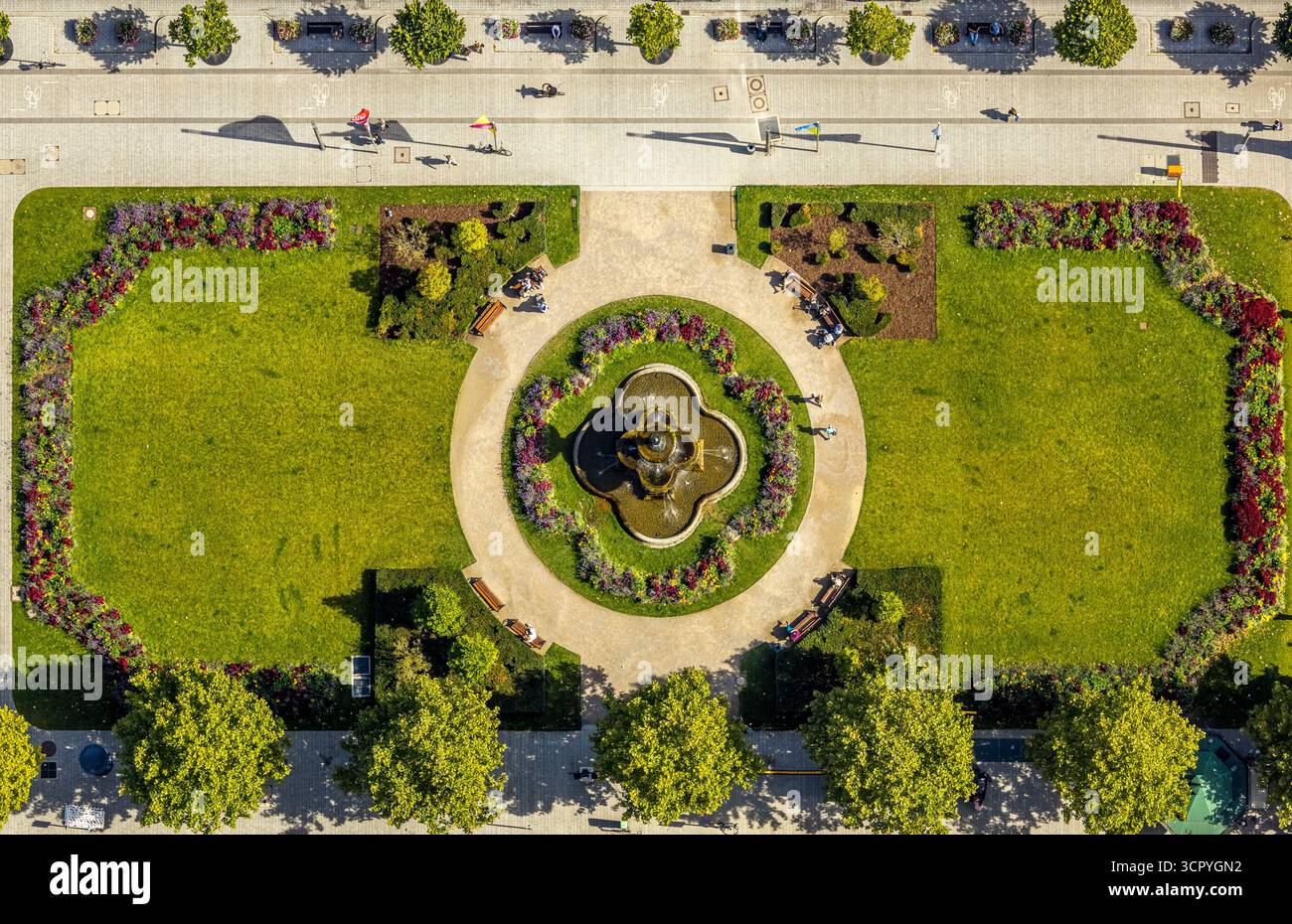 Luftbild, Corneliusplatz mit Brunnen und Blumenbeet an der Königsallee, Stadtmitte, Düsseldorf, Ruhrgebiet, Nordrhein-Westfalen, Deutschland ACHTUNGxMINDESTHONORARx60xEURO *** Luftblick, Corneliusplatz mit Brunnen und Blumenbeet auf der Königsallee, Stadtzentrum, Düsseldorf, Ruhrgebiet, Nordrhein-Westfalen, Deutschland ATTENTIONxMINDESTHONORARx60xEURO Stockfoto