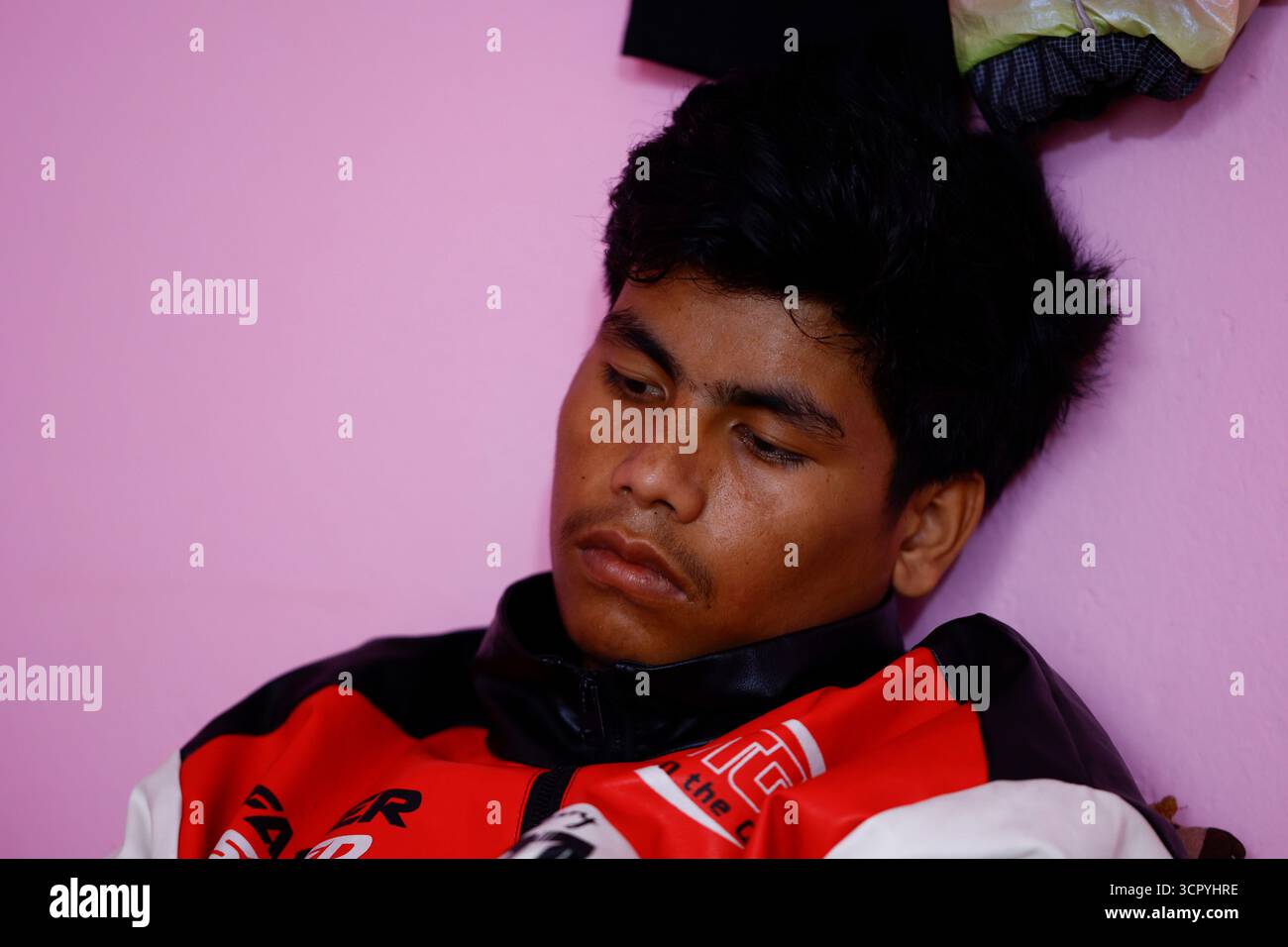 28. September 2025, Kathmandu, Nepal: Der siebzehnjährige Keshav Bishwakarma, der während der Proteste von Gen Z von Munition getroffen wurde, ruht in seinem angemieteten Zimmer. Er wurde nach schweren Blutungen ohnmächtig und wurde von Demonstranten ins Lehrkrankenhaus gebracht, wo er operiert wurde. Ärzte Nähten zerrissene Nerven, ließen aber eine Kugel darin, da sie entfernt werden müsste. Nun kämpft Keshav, ein Schüler der 12. Klasse auf dem Kathmandu Sikshya Campus, um zu gehen. Seine Familie aus Bajura steht in finanziellen Schwierigkeiten und sein Vater wurde wegen einer Herzerkrankung ins Krankenhaus gebracht. (Bild: © Skanda Gautam/SO Stockfoto