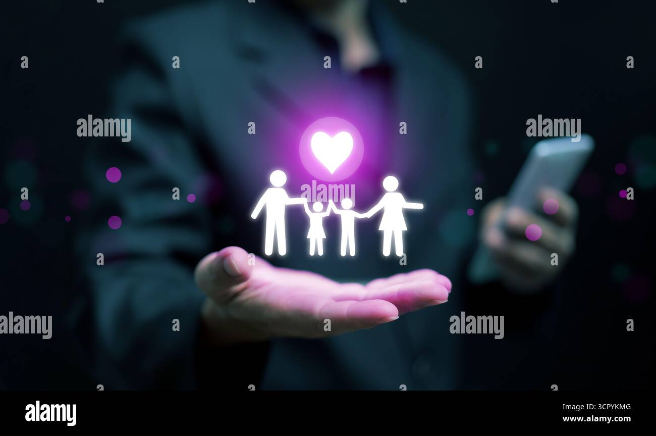 Hand des Mannes im Anzug mit Hologramm von Familie und Herzlicht, symbolisiert Krankenversicherung, Sicherheit, Finanzen, Vertrauen, und ein sicheres Familienkonzept Stockfoto