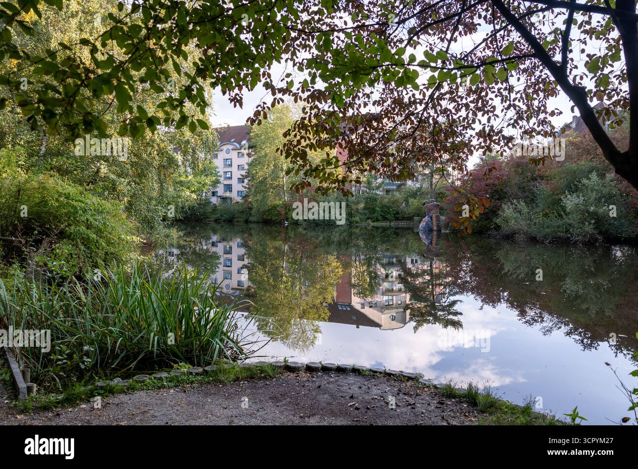 Nürnberg, Deutschland. September 2025. Der Langwassersee im Süden Nürnbergs. Gestern, Samstag, 27. September 2025, starben Fische aus noch unbekanntem Grund im See. Die Suche nach der Ursache ist noch nicht abgeschlossen. Vermerk: Daniel Karmann/dpa/Alamy Live News Stockfoto