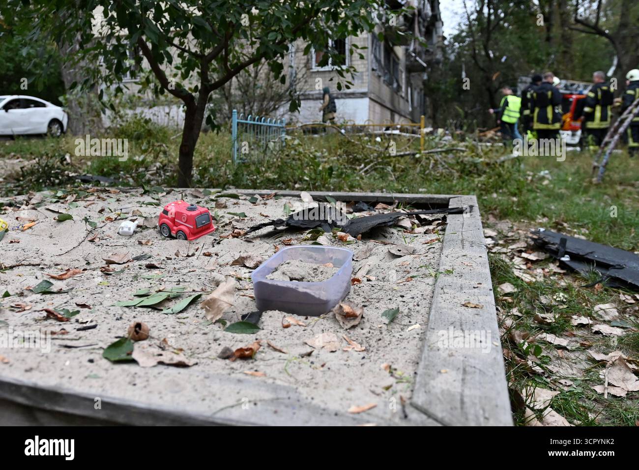 Kiew, Ukraine. September 2025. Trümmer liegen in einer Sandbox in der Nähe eines Spielzeugautos auf dem Hof eines Wohnhauses, das am 28. September 2025 durch einen russischen Streik in Kiew, Ukraine beschädigt wurde Credit: SOPA Images Limited/Alamy Live News Stockfoto