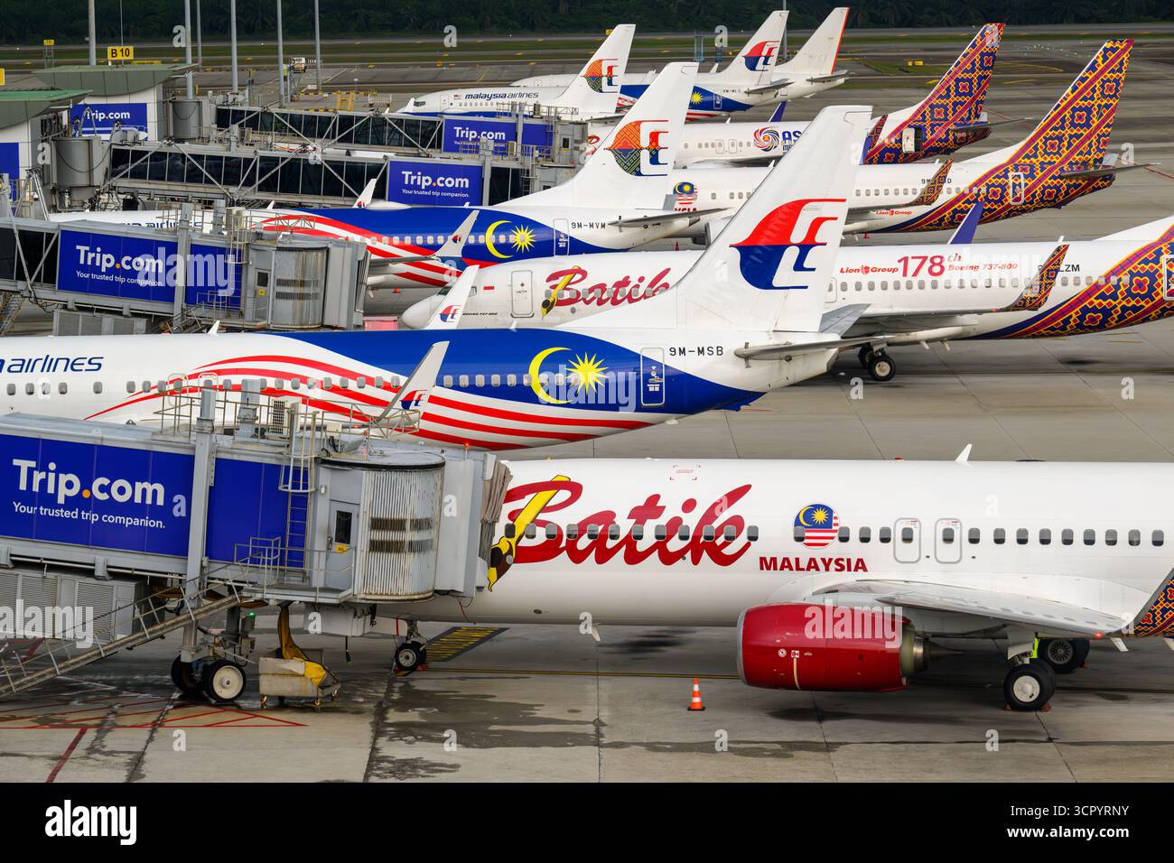 Malaysia Airlines und Batik Air Flugzeuge am Boden am Kuala Lumpur International Airport Stockfoto