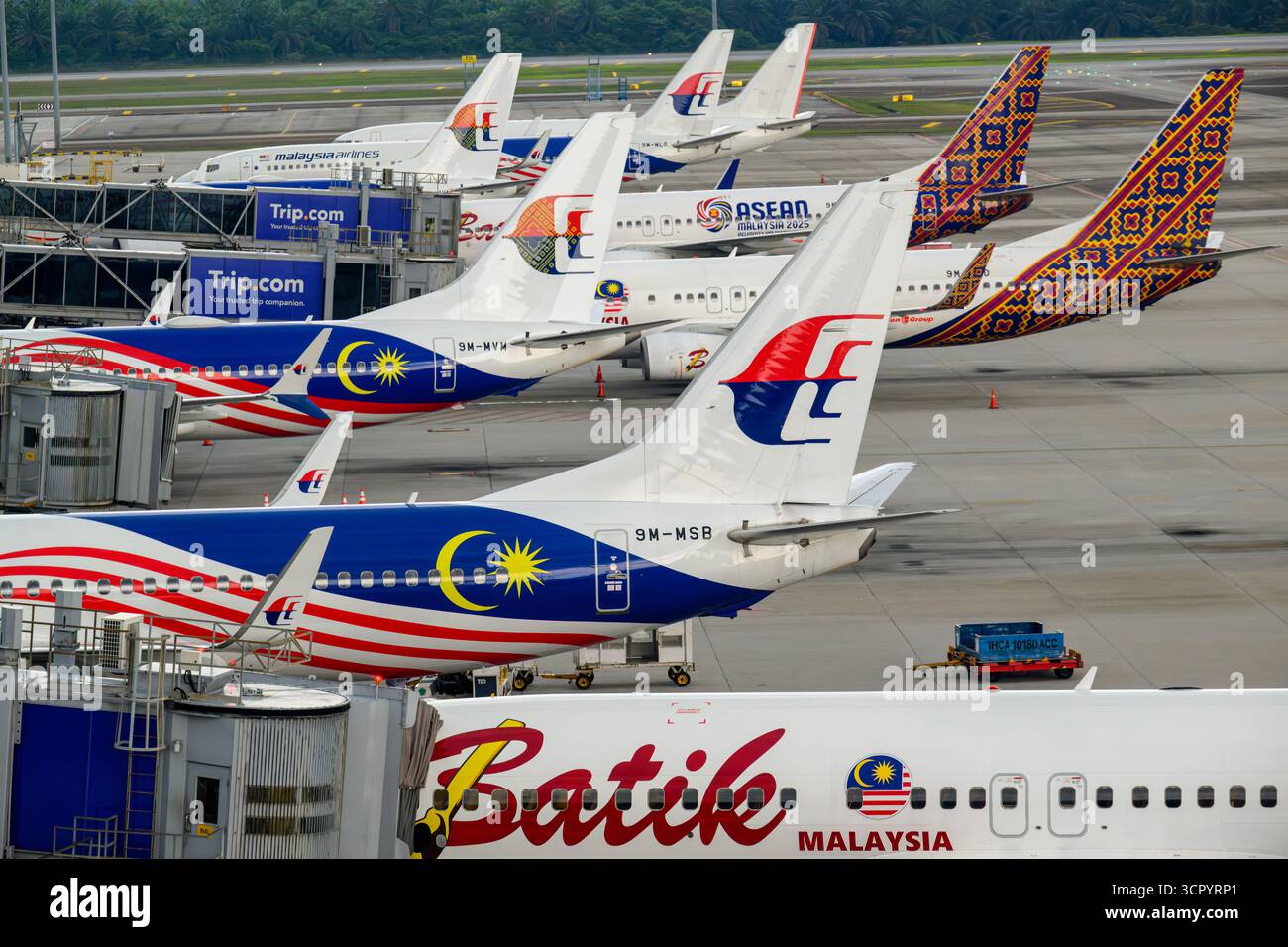 Malaysia Airlines und Batik Air Flugzeuge am Boden am Kuala Lumpur International Airport Stockfoto