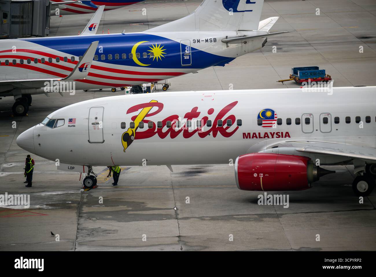 Malaysia Airlines und Batik Air Flugzeuge am Boden am Kuala Lumpur International Airport Stockfoto