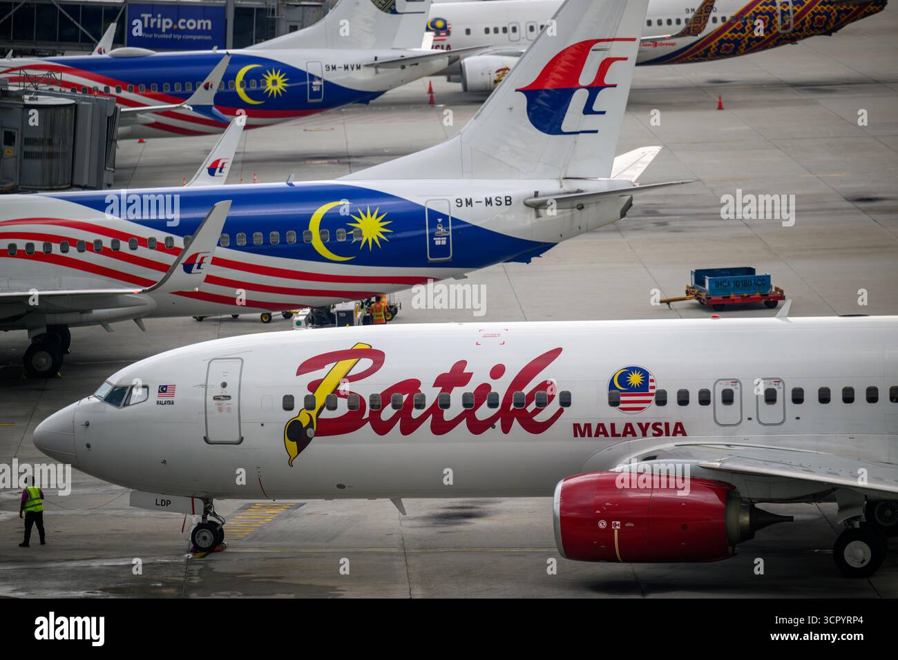 Malaysia Airlines und Batik Air Flugzeuge am Boden am Kuala Lumpur International Airport Stockfoto