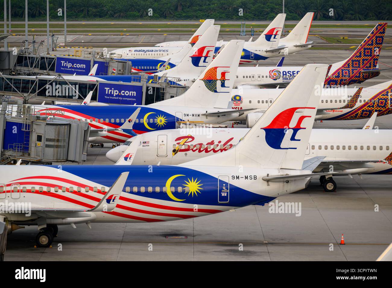 Malaysia Airlines und Batik Air Flugzeuge am Boden am Kuala Lumpur International Airport Stockfoto