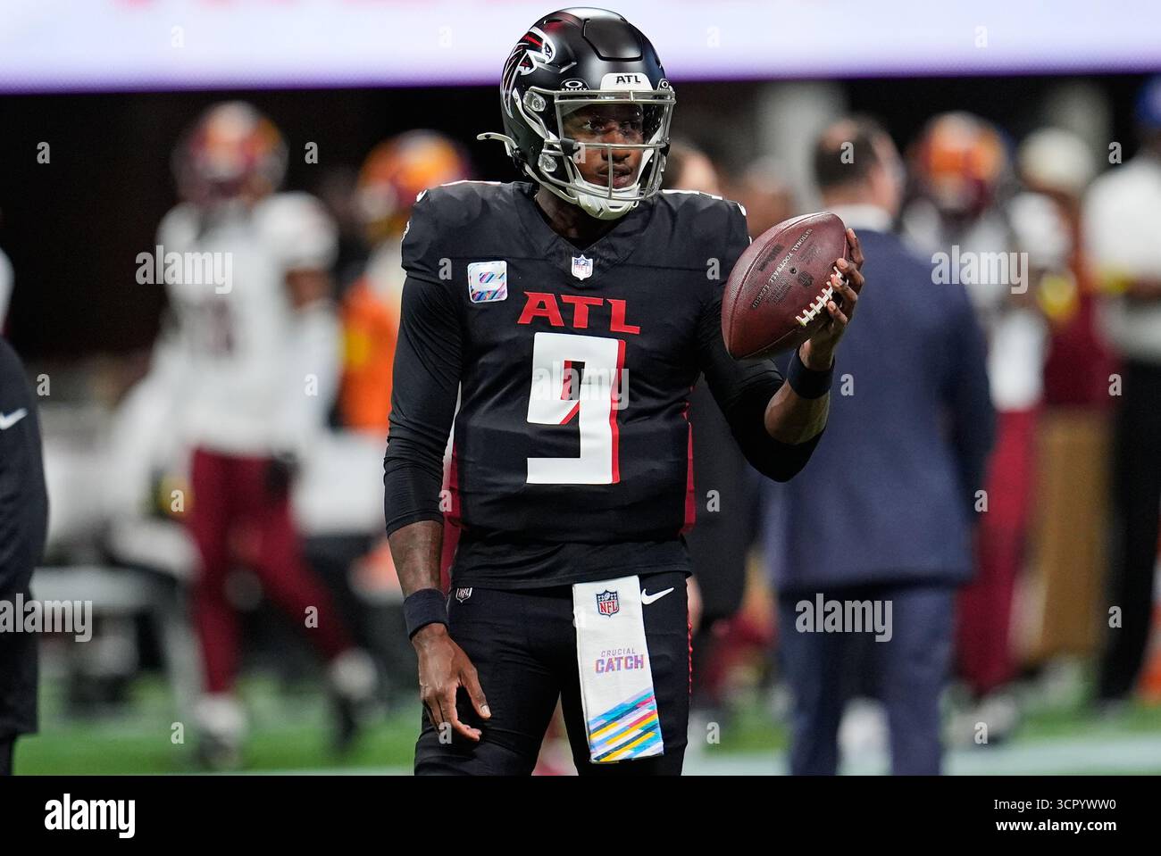 Atlanta Falcons quarterback Michael Penix Jr. (9) warms up before an NFL football game against the Washington Commanders, Sunday, Sept. 28, 2025, in Atlanta. (AP Photo/Mike Stewart) Stockfoto