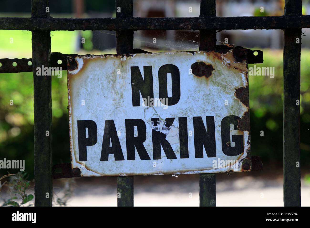 Old Rusty kein Parkschild. Stockfoto