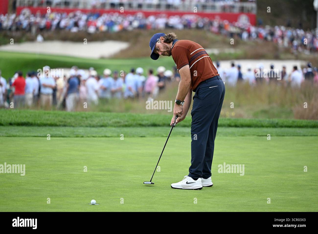 Farmingdale, USA. September 2025. Der englische Tommy Fleetwood vom Team Europe beobachtet seine Kreise am 16. Tag des zweiten Wettkampfes des Ryder Cup 2025 auf dem Bethpage Black Course, Farmingdale, NY, 27. September 2025. (Foto: Anthony Behar/SipaUSA) Credit: SIPA USA/Alamy Live News Stockfoto